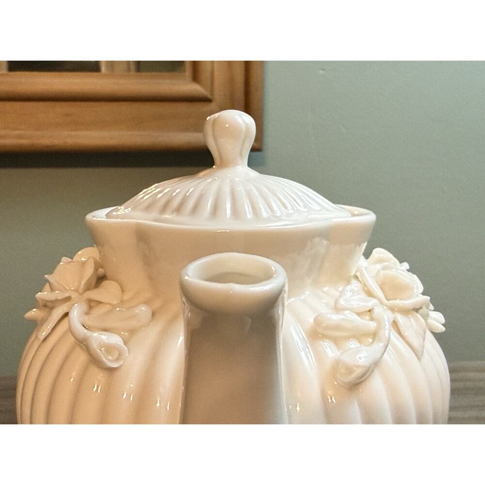 Beautiful I. Godinger & Co. White Ribbed Tea Pot With Victorian Rose Pattern - Picture 7 of 11